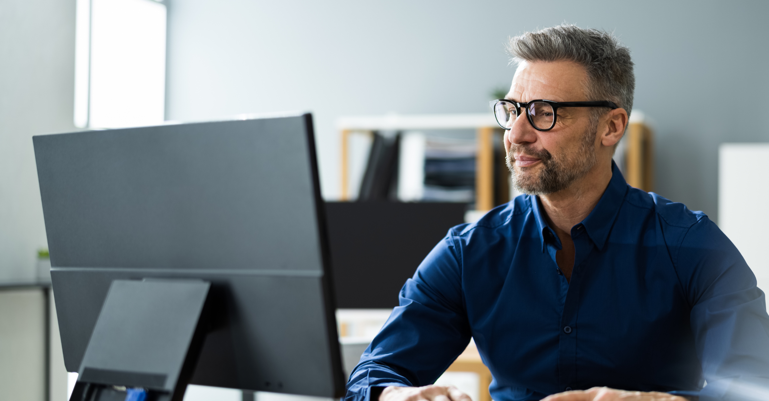 Cliente revisando traducción en pantalla
