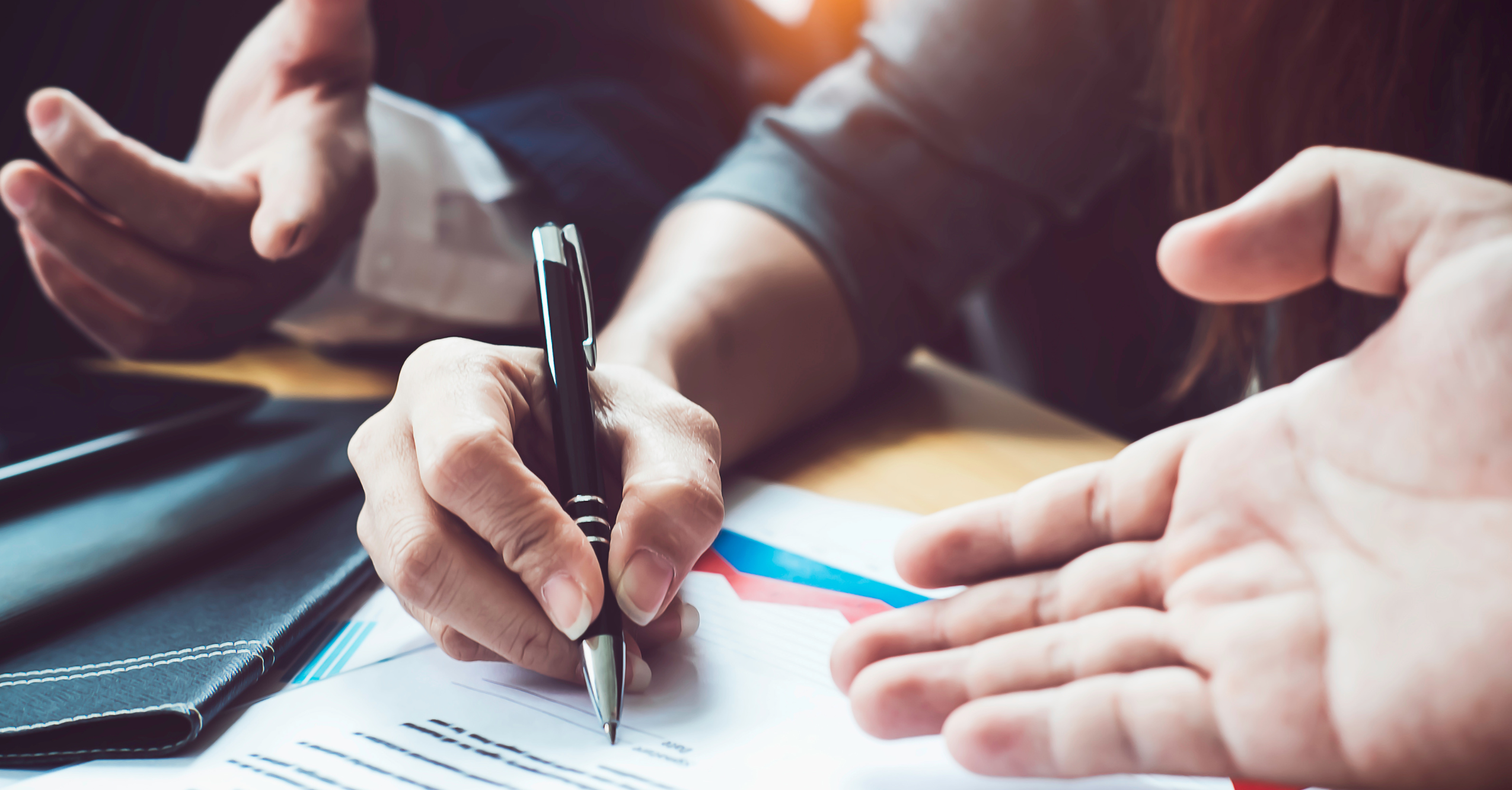 Firma de contrato y traducción legal