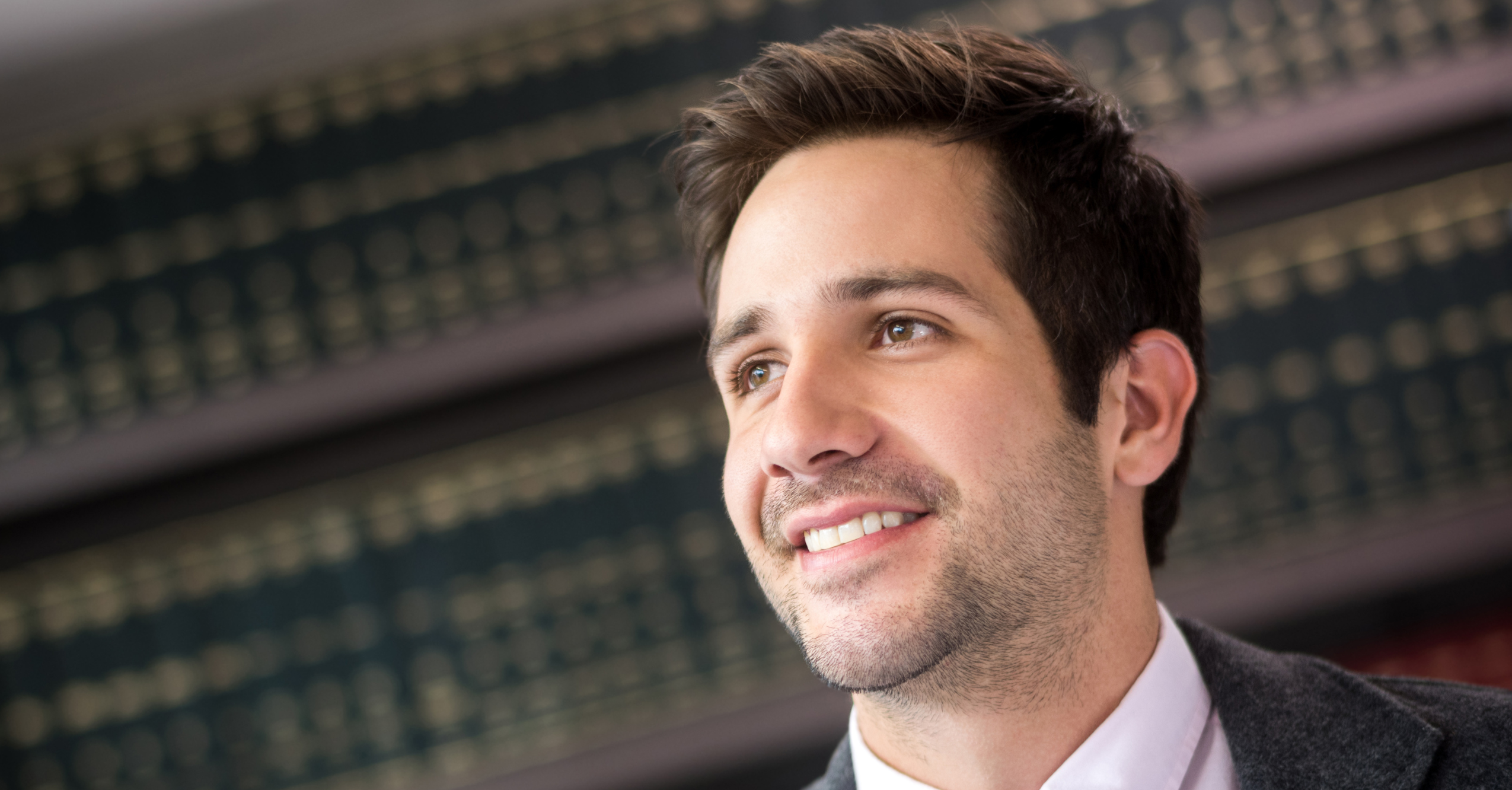 Abogado con documentación legal para traducción certificada de poder notarial