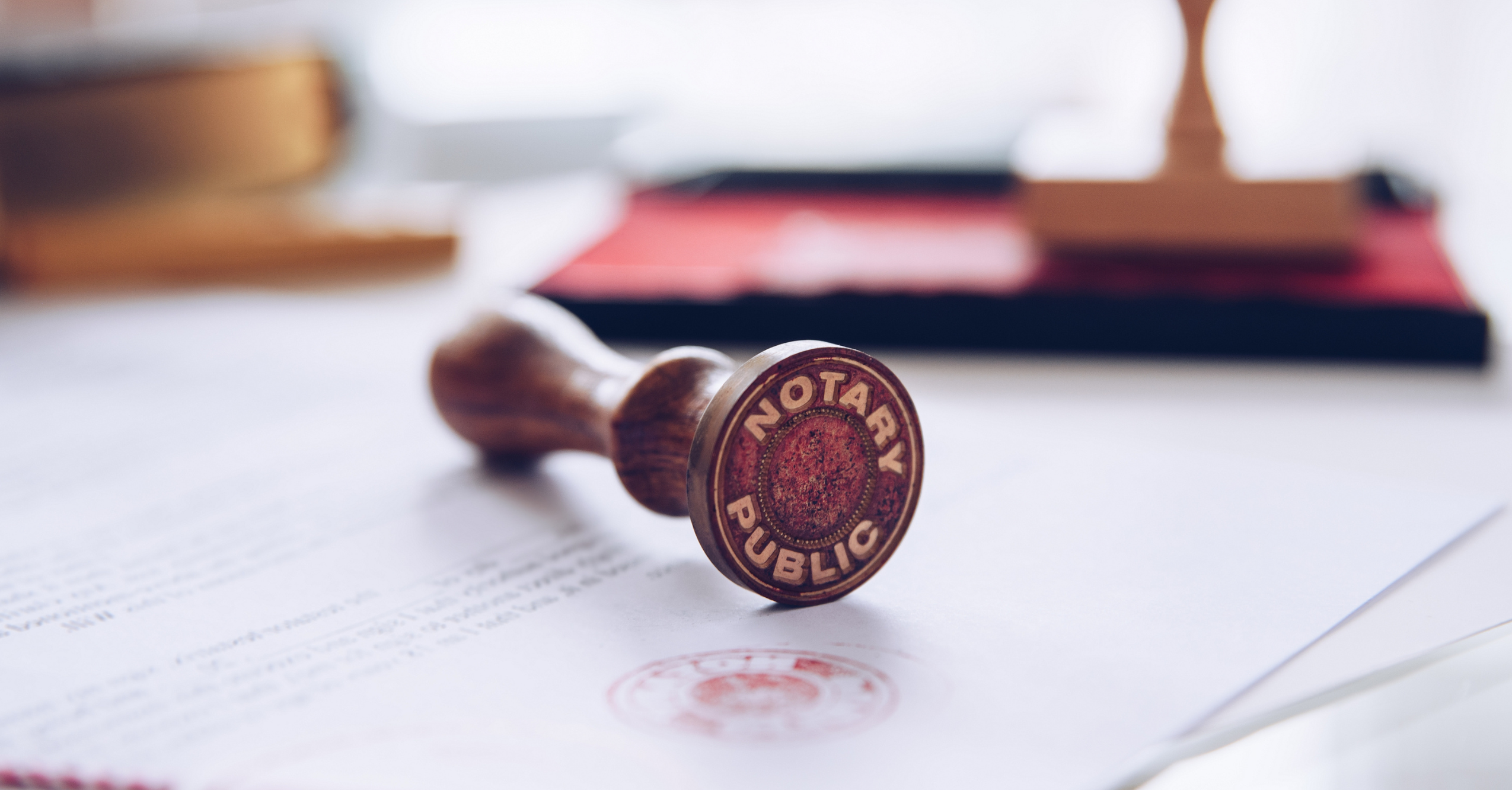 Sello notarial y documentación formal para traducción certificada