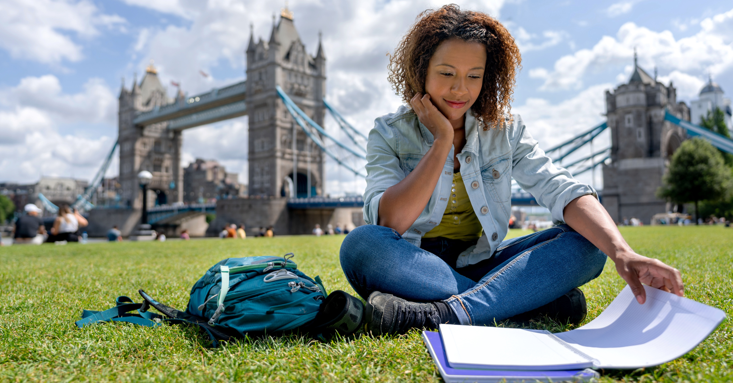 Estudiante reuniendo documentos para estudiar en el extranjero