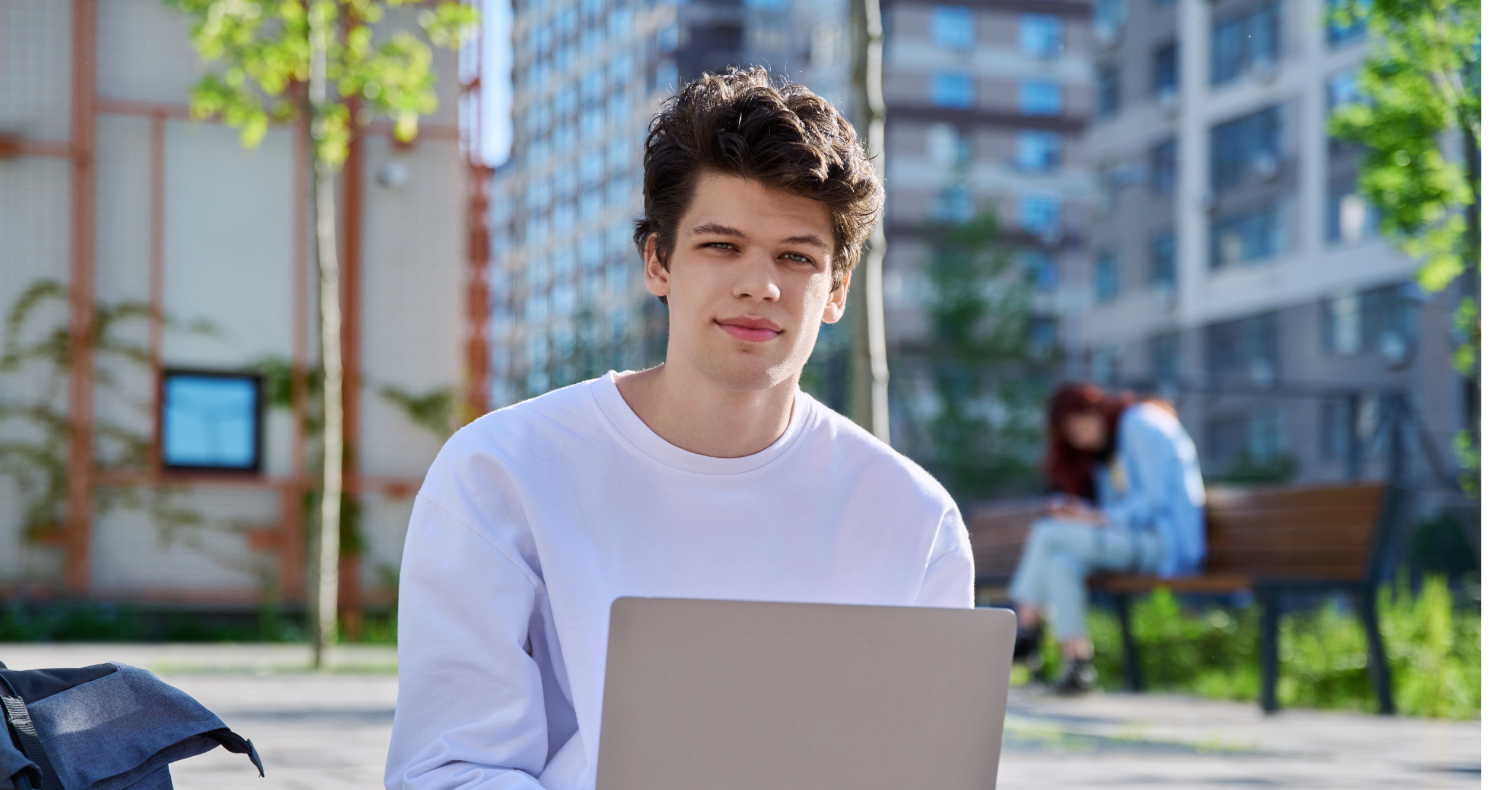 Estudiante preparando documentos para estudios en el extranjero